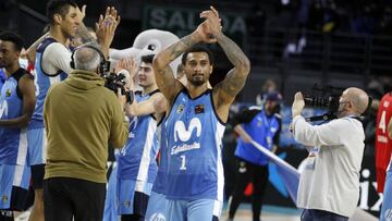 Edwin Jackson aplaude a la afici&oacute;n del Movistar Estudiantes tras ganar al Girona.