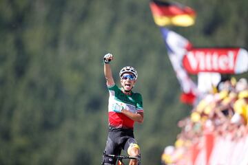 Fabio Aru se exhibe en las rampas de La Planche de Belles Filles.