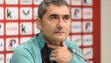 Lezama (Bizkaia), 07/12/2024.- El entrenador del Athletic Club de Bilbao, Ernesto Valverde, ofrece una rueda de prensa este sábado, previa al partido liguero que disputará su equipo el domingo ante el Villarreal. EFE/Javier Zorrilla