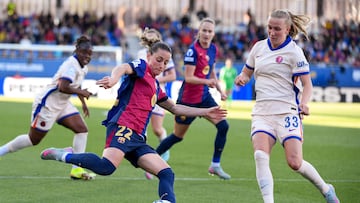 Ona Batlle intenta zafarse de Agnes Beever-Jones.