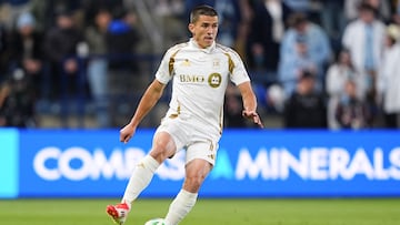 El defensor de Los Ángeles Fútbol Club destaca el trabajo de las academias de fútbol en España y sobre enfrentar a Hirving Lozano.