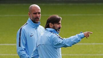 Lorenzo Buenaventura, junto a Guardiola en un entrenamiento del City.