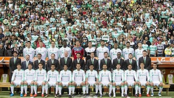 Los Guerreros se tomaron su foto para el Clausura 2016 en el Estadio Corona con la compañía de sus aficionados. En la imagen oficial aparecen abonados que fueron a apoyar con todo al Santos Laguna. La idea de esta foto es excelente.