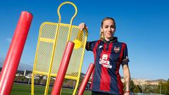 Ángela sosa posa para AS en la Ciudad Deportiva del Levante.