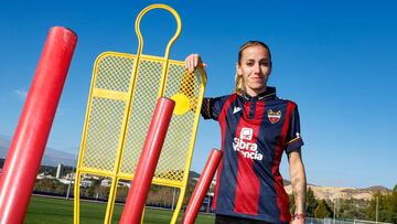 Ángela sosa posa para AS en la Ciudad Deportiva del Levante.