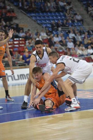 Harangody lucha un balon con Jaycee CArroll y Ayllón.