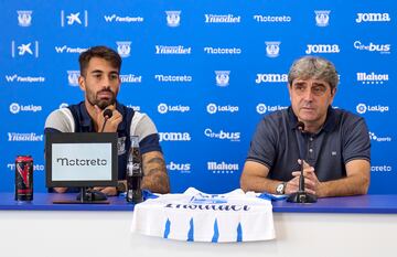 Josema, durante su presentación como nuevo jugador del Leganés. A la derecha, Txema Indias. 