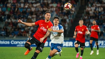 SANTA CRUZ DE TENERIFE, 16/01/2023.- El defensa del RCD Mallorca Antonio Raíllo (i) lucha con el centrocampista del CD Tenerife Teto Martín, durante el encuentro de octavos de final de la Copa del Rey que se disputa este martes en el estadio Heliodoro Rodríguez López de Santa Cruz de Tenerife. EFE/Ramón de la Rocha