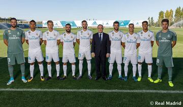 Foto oficial de los canteranos. De izda a dcha: Kiko Casilla, Casemiro, Marcos Llorente, Carvajal, Borja Mayoral, Florentino Pérez, Nacho, Lucas Vázquez, Marco Asensio y Luca Zidane.