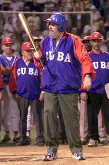 Fidel Castro sujeta un bate de béisbol durante un partido de la Selección Cubana frente a la de Venezuela.