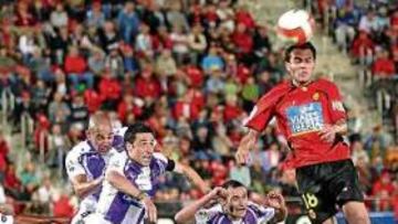 <b>DEFENSA DESASTROSA. </b>Arango, que hizo ayer doblete, remata ante Cifu, Marcos y Alexis, inoperantes.