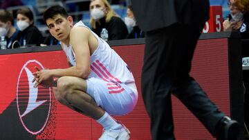 Gabriel Deck espera para salir a la cancha en el Khimki-Real Madrid de la Euroliga.