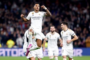 Saque de esquina de Modric que toca Rüdiger, luego la empuja Lucas y le cae a Rodrygo para definir cruzado. Sin ese toque de Lucas estaría en fuera de juego el brasileño, pero revisó el VAR y le dio validez al gol. 2-0.