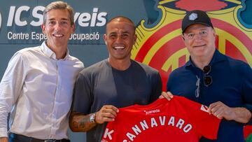 Fabio Cannavaro posa con una camiseta del Real Mallorca entre el presidente Kohlberg y el CEO de negocia, Alfonso Díaz.