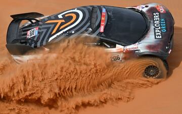 El piloto francés Guerlain Chicherit y su copiloto Alex Winocq compitiendo durante la decimosegunda etapa del Dakar.  