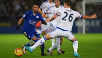 Riyad Mahrez pelea el balón con John Terry.