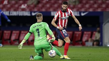 Yannick Carrasco supera a Ter Stegen en su gol contra el Barcelona.