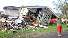 Dartanian Stovall mira la casa que se derrumb&oacute; con &eacute;l adentro durante el apogeo del hurac&aacute;n Ida en Nueva Orleans, Louisiana, EE. UU., 30 de agosto de 2021. 