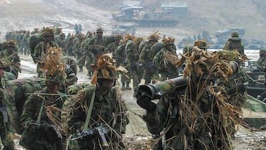 Ni en Ucrania ni en Gaza: el conflicto más largo del mundo lleva siete décadas en activo y es heredero de la Guerra Fría