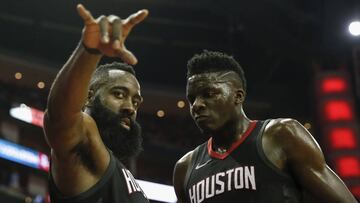 Clint Capela, junto a James Harden durante un partido de los Houston Rockets