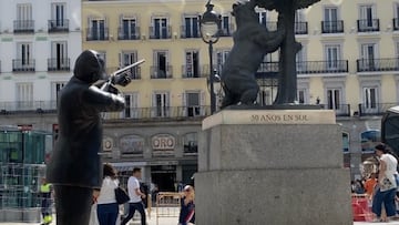 Una estatua del Rey Juan Carlos I ‘apunta’ al oso de la Puerta del Sol