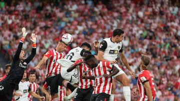 BILBAO, 28/08/2024.- El delantero del Athletic Gorka Guruzeta (c-i) despeja un balón ante el Valencia durante el partido de LaLiga entre el Athletic de Bilbao y el Valencia, este miércoles en el estadio de San Mamés. EFE/ Luis Tejido