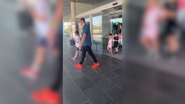 El gesto del hijo de Messi con el escudo del PSG al llegar a Barcelona que los cul¨¦s aplauden