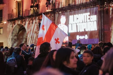 El campeón del mundo del peso pluma de la UFC, Ilia Topuria, es recibido por más de 8.000 aficionados en la plaza del Ayuntamiento de Alicante.