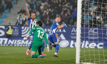La Ponferradina tuvo que remontar al Villarreal para conseguir una victoria que le mantiene fuera del descenso. José Amo fue el autor del tanto que daba la vuelta al resultado, al recoger un balón dividido dentro del área amarilla. Su segunda diana en lo que va de curso.