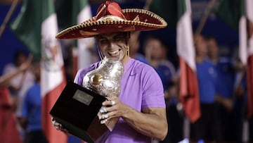Rafa Nadal posa con un sombrero mexicano y el título de campeón del Abierto Mexicano de Tenis de Acapulco 2013 tras ganar en la final a David Ferrer.