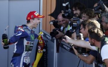 Jorge Lorenzo celebra la victoria de la carrera y el mundial de Moto GP.