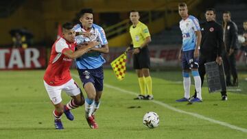 Santa Fe disputa un partido contra Junior en la Liga Águila.