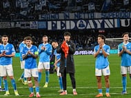 NAPLES (Italy), 28/01/2026.- Napoli players applaud to supporters after losing the UEFA Champions League match of SSC Napoli against Chelsea FC, in Naples, Italy, 28 January 2026. (Liga de Campeones, Italia, Nápoles) EFE/EPA/CIRO FUSCO