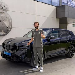La plantilla del Real Madrid Baloncesto recibe sus nuevos coches