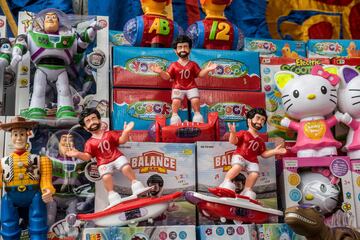 Figuras de juguete que representan al delantero egipcio del Liverpool, Mohamed Salah, a la venta en una tienda de juguetes en el centro de El Cairo.