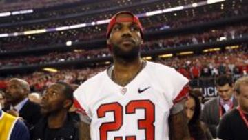 LeBron James estuvo en Arlington viendo a los Buckeyes de Ohio State.