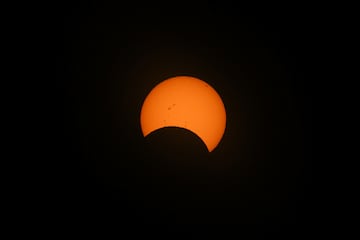 El paso de la luna frente al sol durante el  eclipse solar anular, en Las Horquetas, Santa Cruz, Argentina.