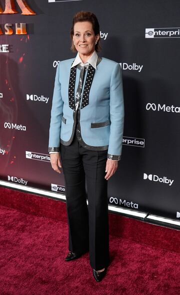 Sigourney Weaver posa en la alfombra roja del estreno de la película 'Avatar: Fire and Ash' en Los Ángeles.