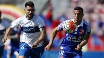 Fuentes y Ubilla tras el balón en el último clásico universitario.
