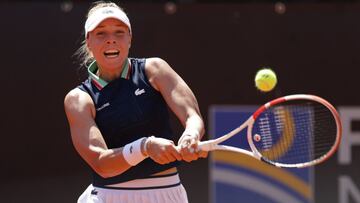 La tenista estonia Anett Kontaveit devuelve una bola durante su partido ante Petra Martic en el WTA 1.000 de Roma.