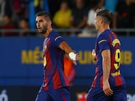 Soccer Football - LaLiga - FC Barcelona v Getafe - Johan Cruyff Stadium, Barcelona, Spain - September 21, 2025 FC Barcelona's Ferran Torres celebrates scoring their first goal with Robert Lewandowski REUTERS/Albert Gea