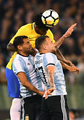 Carlos Gilberto Silva despeja el balón.