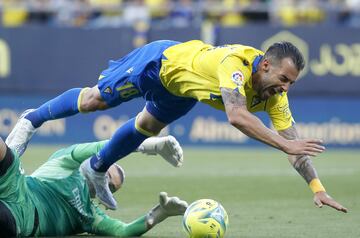 La jugada del penalti entre Andriy Lunin y ?lvaro Negredo.