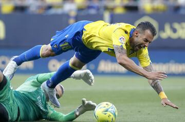 La jugada del penalti entre Andriy Lunin y Álvaro Negredo.