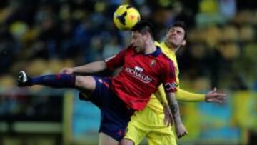 Acuña y Chechu pelean un balón.