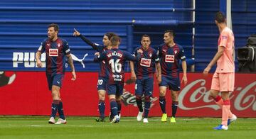 El jugador del Eibar Cucurella celebra el 1-0 al Barcelona con el resto de sus compañeros. 