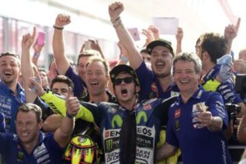 Valentino Rossi celebra la victoria con el equipo. 