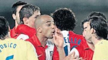 <b>ÚLTIMA POLÉMICA. </b>El Atlético marcó con Guille Franco lesionado.