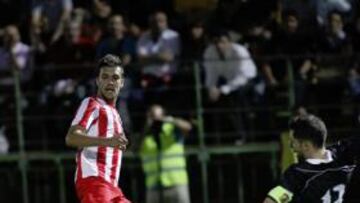 <b>ATADO. </b>Collado, ante el portero del Fuenlabrada en un partido de pretemporada del Atlético.