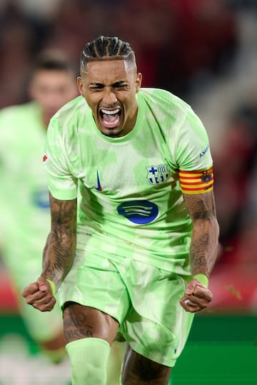 Raphinha, del FC Barcelona, ??celebra tras marcar el segundo gol de su equipo durante el partido de la jornada 19 entre el RCD Mallorca y el FC Barcelona en el Estadio de Son Moix, el 3 de diciembre de 2024 en Mallorca. El Bar?a gan車 1-5 y el brasile?o hizo doblete.